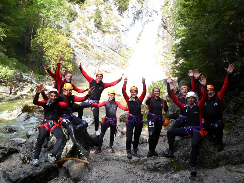 Cristoph Fabikan bei Teambuilding vor Wasserfall